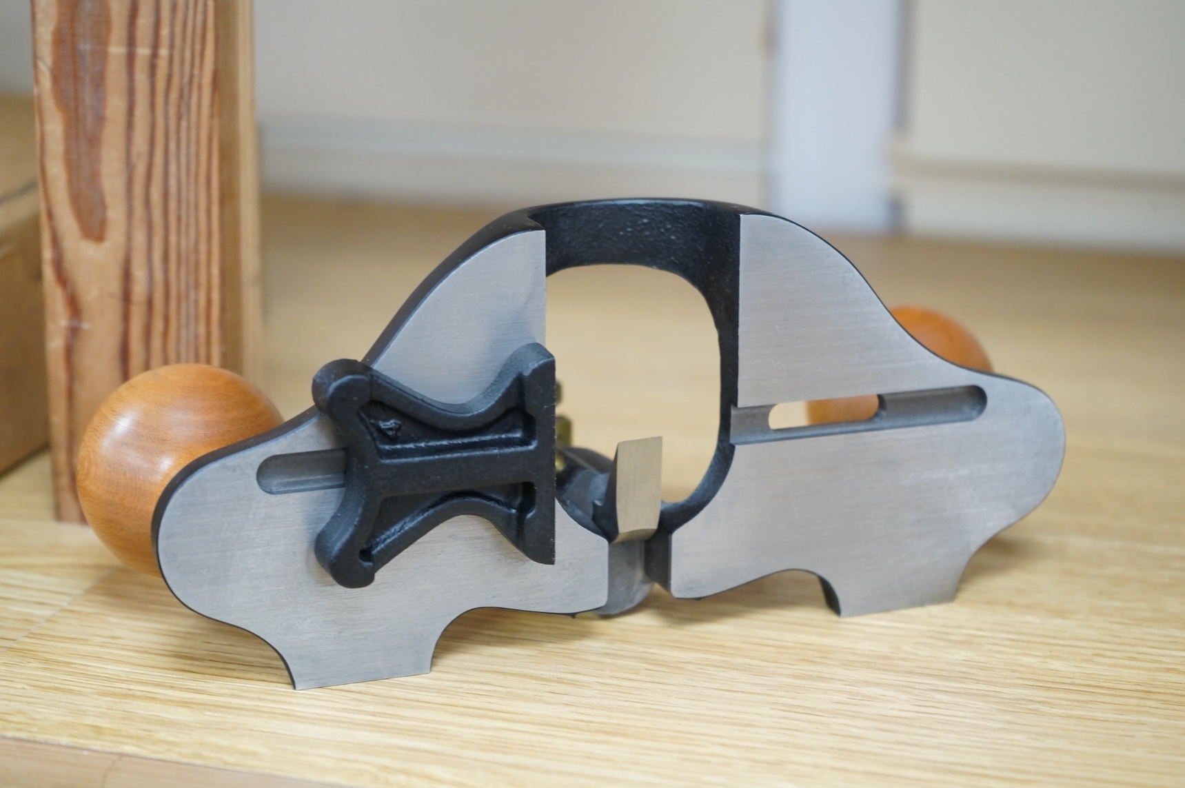 A boxed Lie-Nielsen Toolworks large router plane (L-N 71)